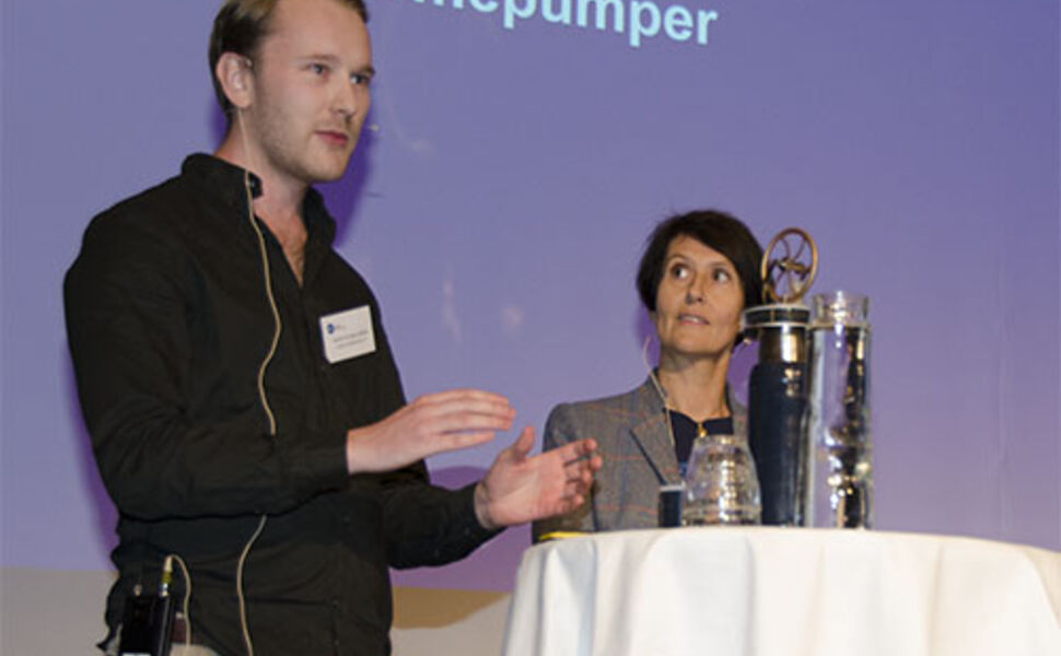Under innovasjonskonkurransen på Fjernvarmedagene Urban Energi den 16. oktober presenterte Sondre Kvalem Seljelid og Irene Vik fra Tafjord Kraftvarme prosjektet ”Urban energi og sjokoladepudding”. Foto: Tekniske Nyheter
