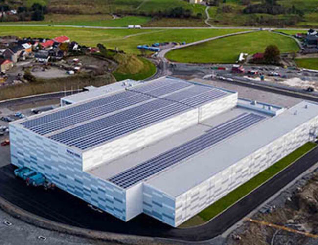 Rema 1000s nye distribunal har en helhetlige energiløsningen med lokal solenergiproduksjon, energilagring og avansert databasert styring. Foto: Rema 1000