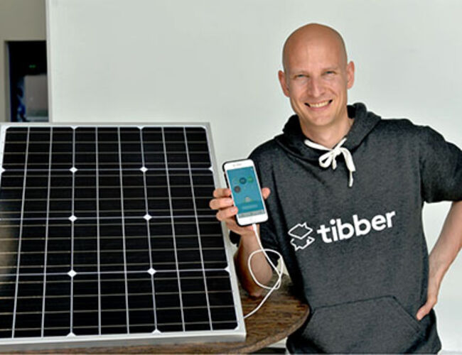 Daglig leder i Tibber AS, Edgeir Aksnes, har utviklet en app som gir strømkundene bedre kontroll på strømforbruket. Foto: Tibber