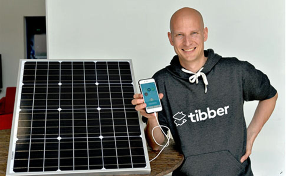 Daglig leder i Tibber AS, Edgeir Aksnes, har utviklet en app som gir strømkundene bedre kontroll på strømforbruket. Foto: Tibber