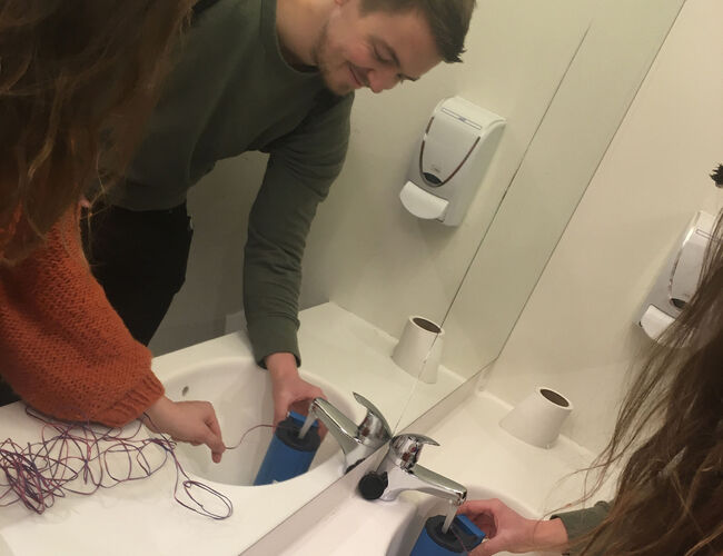 Bachelorstudentene Stine Bjønnes, Lars Grytten og Celine Stofer ved OsloMet ser på sluttbruk av varmtvann i Stovnerskogen sykehjem. Foto: Privat