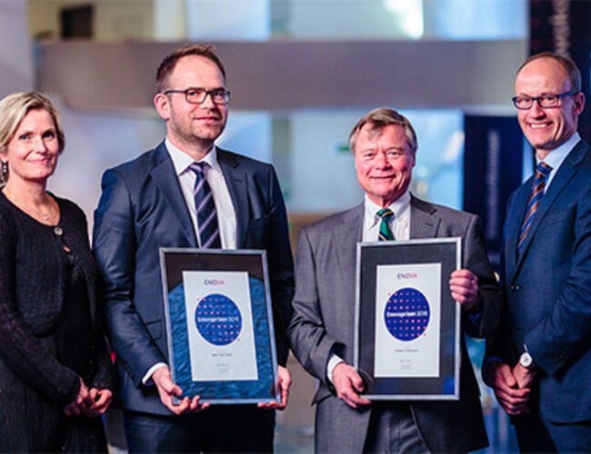 Fra venstre Enovas juryleder Audhild Kvam, prisvinner Bjørn Tore Orvik i Yara, prisvinner Torbjørn Johannson i Norgesgruppen og adm. dir. Nils Kristian Nakstad i Enova. Foto: Enova