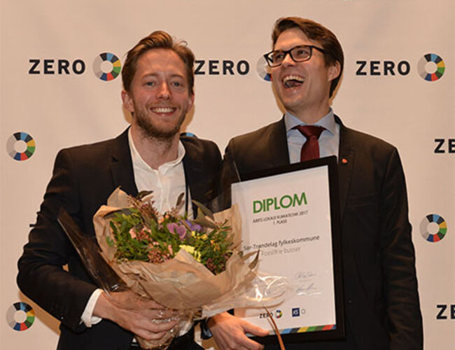 Rådgiver Morten Berntsen og Per Olav Hopsø, leder for transportutvalget (t.h.) mottok prisen på vegne av Sør-Trøndelag fylkeskommune. Foto: Zero