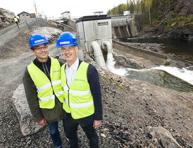 Fra åpningen av miniturbinen. Fra venstre: Tor Åmdal, prosjektleder Agder Energi Vannkraft og Egil Opsahl, daglig leder CleanPower. Foto: Agder Energi/Kjell Inge Søreide