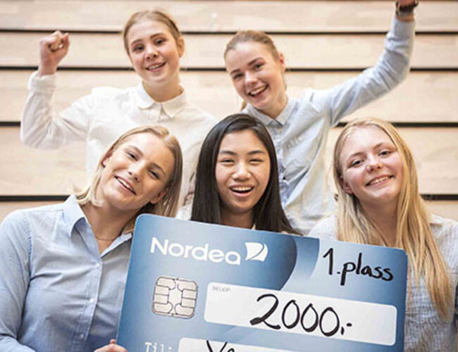 Vinnerlaget fra Vågsbygd videregående skole. Fra venstre: Frida Føreland, Jenny Leire, Maria Pham, Unni Eline Melvoll, og Tonje Tveitdal.  Foto: Enova