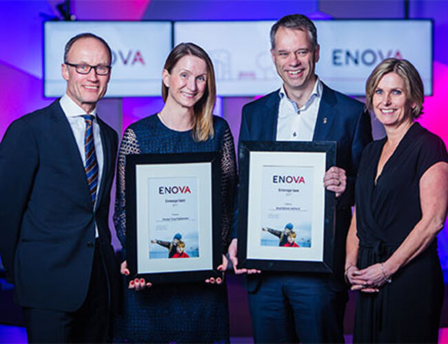 Administrerende direktør Nils Kristian Nakstad i Enova (f.v.), Enovapris-vinnere Terese Troy Prebensen (markedsdirektør i Fredrikstad Energi) og Knut Simon Helland (energileder i Statoil), og markedsdirektør Audhild Kvam i Enova. Foto: Enova