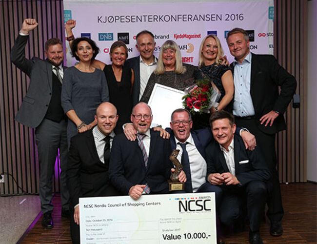 Fra prisutdelingen. Foran fra venstre: Fredrik Milde, Kenneth Wiik, Kjell Hugo Nilsen, Magne Eriksen fra Oasen Senter (Citycon). Bak fra venstre: John Erik Strømstad, Securitas; Anita Øyen, Istad Kraft; Lisa Sætre, MK Illumination; Kjell Petter Småge, EvoTek AS og Eva Nielsen, Irene Hegg og Calle Evenrud fra Oasen Senter (Citycon). Foto: NCSC