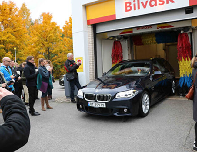 Fra åpningen av vaskehallen.  Foto: Shell Asker