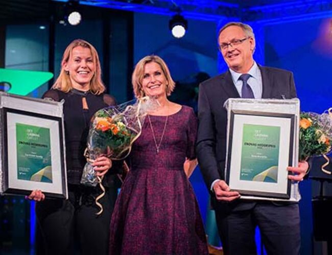 Enovaprisen 2016. Fra venstre Lise Kristin Sunsby (Rom Eiendom), markedsdirektør Audhild Kvam (Enova) og Rune Brusletto (Arbaflame). Foto: Enova