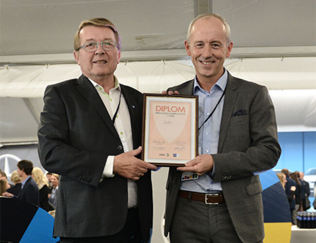Hvaler-ordfører Eivind Normann Borg (til venstre)  og prosjektleder Thor Moen i Smart Energy Hvaler med det synlige beviset på at Hvaler solpark ble vinner av ”Årets lokale Klimatiltak 2015”. Foto: Zero