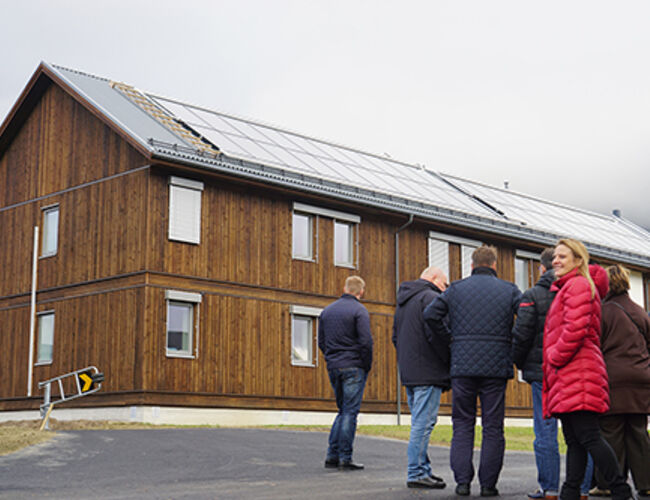 Delegasjonen fikk blant annet se solcelleanlegget på det nye internatet på Evenstad. Foto: Energiråd Innlandet