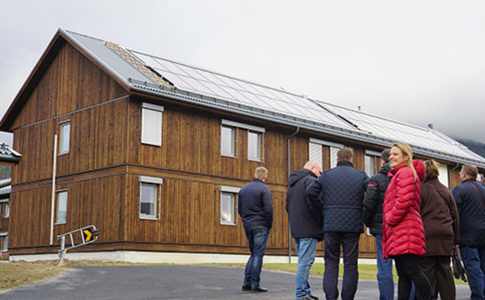 Delegasjonen fikk blant annet se solcelleanlegget på det nye internatet på Evenstad. Foto: Energiråd Innlandet