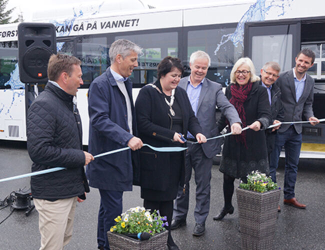 Rogalands fylkesordfører Janne Johnsen klippet snoren da landets to første elbusser ble sendt ut i ordinær rute fra Boreals bussdepot på Revheim i Stavanger. Foto: Enova