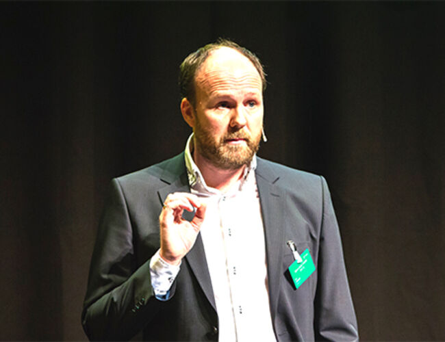 Bjørn-Johan Vartdal, programleder for maritim forskning i DNV GL, på scenen under Enovakonferansen 2015.Foto: Enova<br /><br />