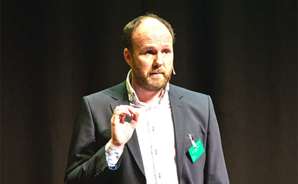 Bjørn-Johan Vartdal, programleder for maritim forskning i DNV GL, på scenen under Enovakonferansen 2015.Foto: Enova<br /><br />