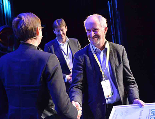 Fylkesordfører Ole Haabeth i Østfold mottar prisen ”Årets lokale klimatiltak” på Zerokonferansen” . Foto: Marius Nyheim Kristoffersen