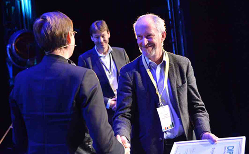 Fylkesordfører Ole Haabeth i Østfold mottar prisen ”Årets lokale klimatiltak” på Zerokonferansen” . Foto: Marius Nyheim Kristoffersen