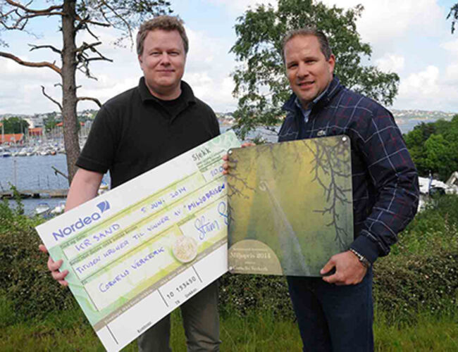 Stian Storbukås (til venstre) overleverer prisen til Cornelis Verkerk.  Foto: Arne Otto Iversen, Grønt Senter/Klimaalliansen