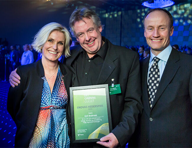 Markedsdirektør i Enova Audhild Kvam, prisvinner Geir Andersen og administrerende direktør i Enova, Nils Kristian Nakstad. Foto: Enova