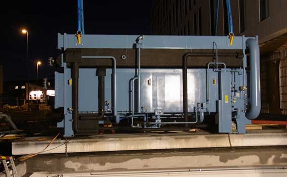 Bildet viser absorpsjonskjølemaskinen som skal installeres på CC Hamar Stadion. Foto: Gøtaverken Miljø AB