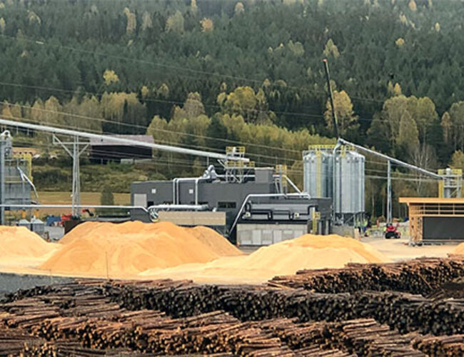 Bildet viser Moelven Industrier ASAs nye innovative fabrikk for produksjon av hvit trepellets. Foto: Norsk Energi