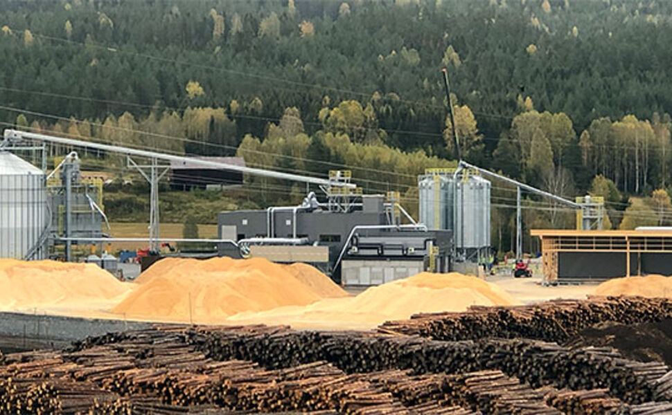 Bildet viser Moelven Industrier ASAs nye innovative fabrikk for produksjon av hvit trepellets. Foto: Norsk Energi