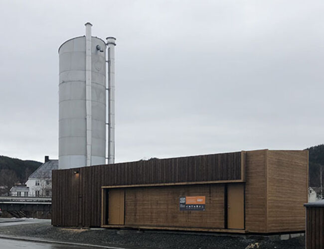 Energisentralen har et uttrykk i tre, slik at den står i stil med den øvrige utbyggingen på Hommelvik Sjøside. Foto: Nord Energi