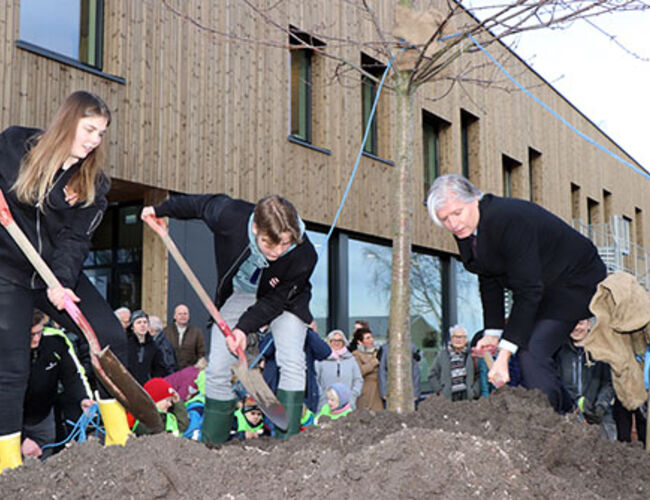 Under åpningen plantet Ola Elvestuen et tre sammen med elever fra elevrådet på Gjennestad. Foto: Njål Arve Melberg, Gjennestad