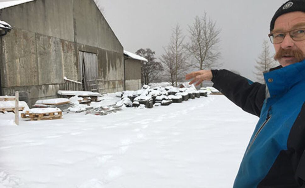 Avdelingsleder for eiendom på Val, Ommund Tveit, viser hvor fyrkjele og lager for flis skal bygges. Foto: Carl Peter Vikdal