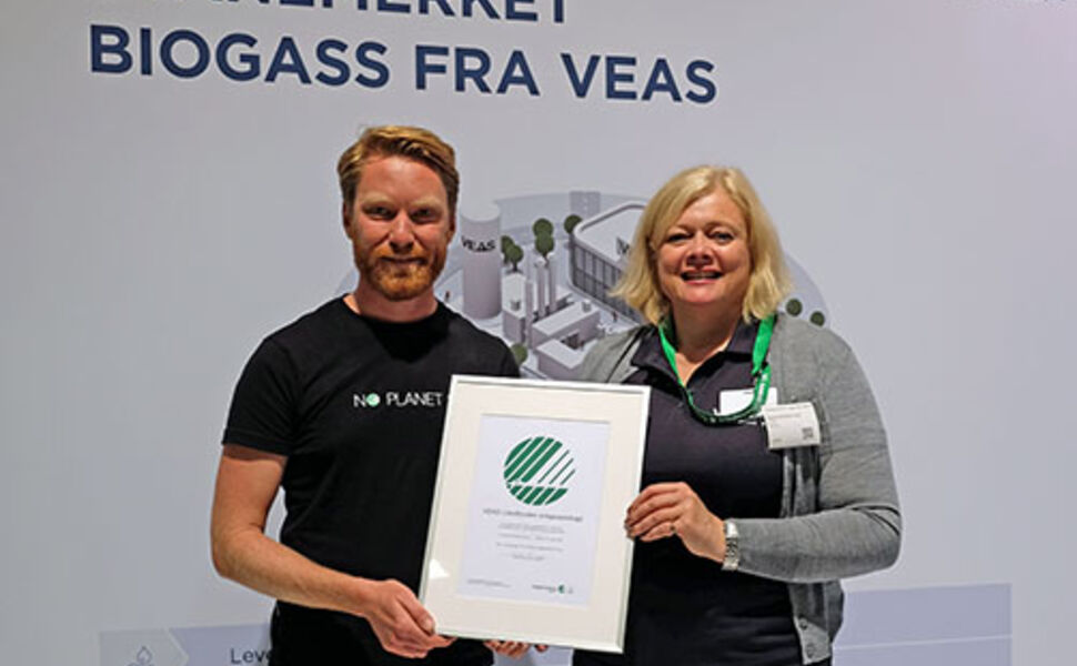 Bjørn Olav Aarø Strandli overrekker beviset for at VEAS har lisens på å produsere svanemerket biodrivstoff til Ragnhild Borchgrevink, administrerende direktør i VEAS. Foto: Miljømerking Norge