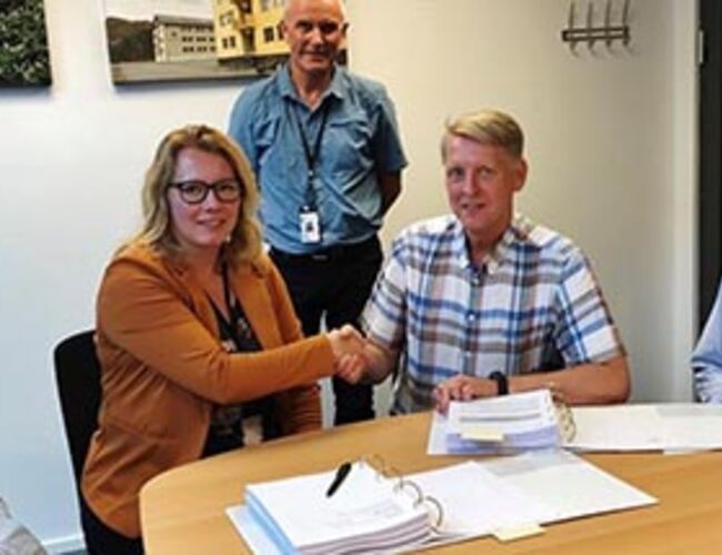 Energiavtale signert for nye Evenes flystasjon og Harstad/Narvik lufthavn Evenes. Fv: Prosjektdirektør Olaf Dobloug, avdelingsdirektør Marit Kristiansen og prosjektsjef Bjørnar Bendiksen i Forsvarsbygg, og prosjektansvarlig Jan Topstad og Sofus Gedde-Dahl, påtroppende daglig leder i Norsk Bioenergi AS. Foto: Forsvarsbygg<br /><br />