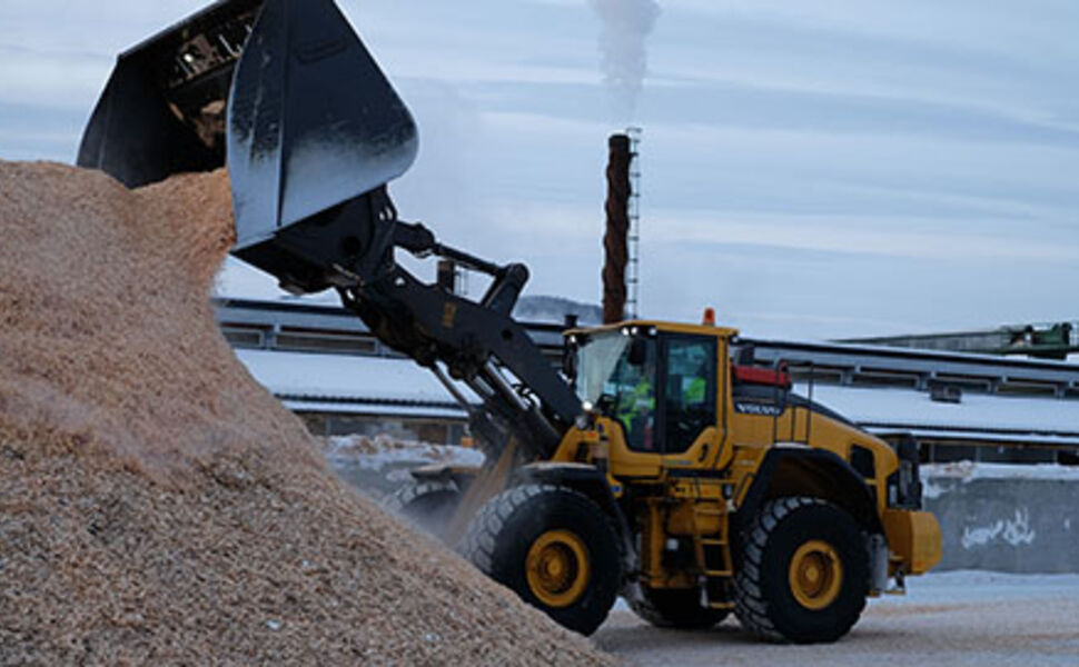 Flis og bark fra Moelven Østerdalsbruket er gods som egner seg godt til bulktransport på jernbane. Foto: Magne Vikøren