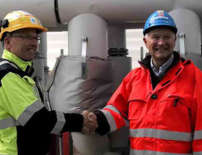 Varmepåkobling på Campus Ås. Tormod Gevelt (t.v.), prosjektleder i Statskraft, og Per Roar Nordby, assisterende prosjektdirektør i Statsbygg. Foto: Morten Nordahl Ellingsen