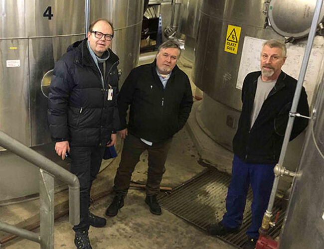 Store energimengder og godt samarbeid må til for å sørge for isfrie fly. Fra venstre Per Weidenhaijn, Statkraft Varme og Charles Nyfløt og Tor Johannessen, SAS Ground Handling Norway. Foto: Geir Fugleseth, Statkraft