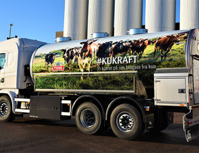 Tine er en av transportørene som nå skal ta i bruk flytende biogass som drivstoff. Foto: Tine