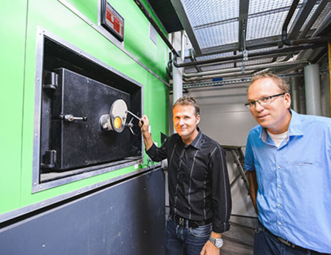 Anders Tålsgård, prosjektleder i Pemco Energi og Robert Stade, fabrikksjef på Peterson Packaging AB i Norrköping.  Foto: Crelle