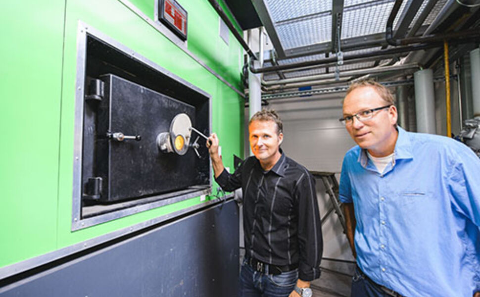 Anders Tålsgård, prosjektleder i Pemco Energi og Robert Stade, fabrikksjef på Peterson Packaging AB i Norrköping.  Foto: Crelle