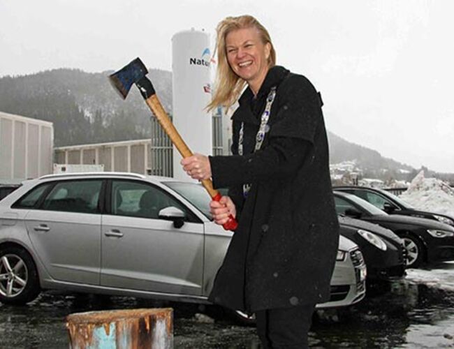 Frænaordfører Tove Henøen åpnet Tines nye flisfyringsanlegg i Elnesvågen. Foto: Tine SA