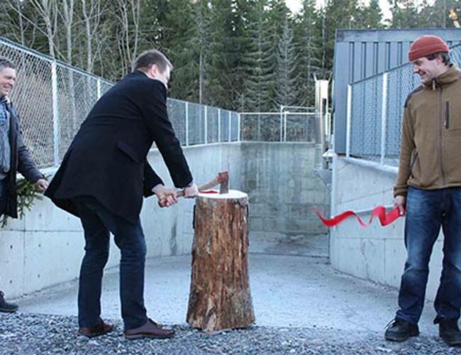 Anlegget ble åpnet med øks. Fra venstre: Sigurd Dahl fra Aurskog-Høland Nærvarme (AHN), ordfører i Aurskog-Høland kommune Roger Evjen og Simen Heggedal fra AHN. Foto: Aurskog-Høland kommune