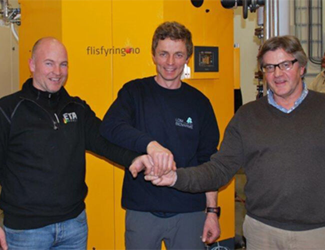 Bildet er fra anlegget til Lom Biovarme. Fra venstre Stian Berg fra ETA Norge AS, daglig leder Hallvard Helland i Lom Biovarme AS og Trond Husan fra Innovasjon Norge, Oppland. Foto: Lom Biovarme
