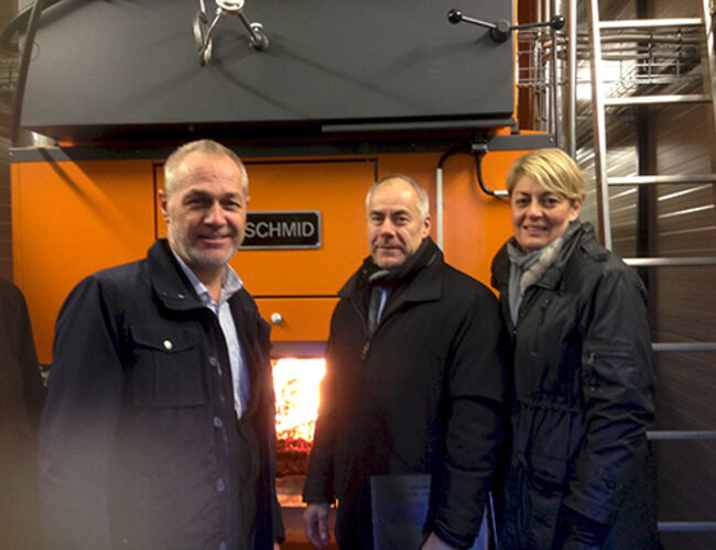 Fra venstre: Rune Høiseth (ordfører i Larvik kommune), Trond H. Bergan (festningsforvalter) og Inger Anne Speilberg (rådmann i Larvik kommune) foran selve brennkammeret i energisentralen. Foto: Forsvarsbygg