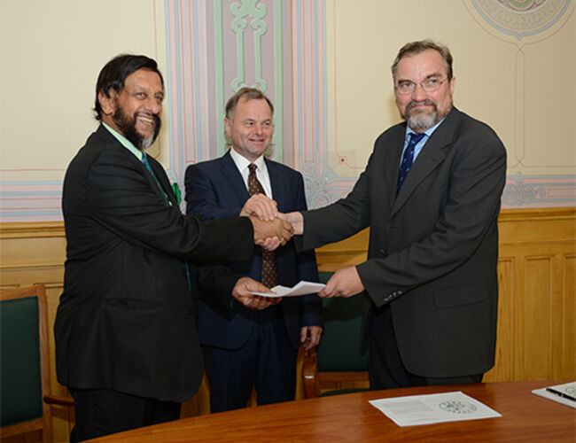 Dr. Pachauri og Erik Eid Hohle undertegnet stiftelsesdokumentet på kontoret til stortingspresident Olemic Thommessen. Foto: Åsmund Lang, magasinet Skog