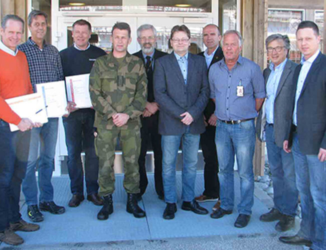 Einar Stuve (Oplandske Bioenergi AS), Ånung Løype (Løype Anleggsdrift AS), Jørn Børresen (Caverion Norge AS), oberst Morten Eggen (Cyber CKT, Jørstadmoen), Rune Nilsson (Cyber CKT Jørstadmoen), regionsjef Per Anders Bakke (Forsvarsbygg), eiendomssjef Ole Anders Spikkerud (Forsvarsbygg), arenaleder Arne Ellingsen (Forsvarsbygg), prosjektleder Ivar Sundet (Forsvarsbygg) og prosjektleder Atle Maurud (Forsvarsbygg). Foto: Trond Enemo