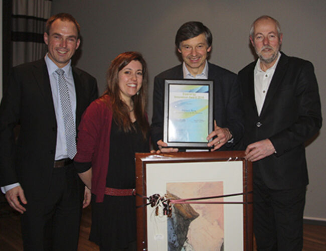 Prisutdeler Rune Volla (Forskningsrådet), Berta Matas Güell (SINTEF/CenBio), prisvinner Erik A. Dahl fra Mjøsen Skog og Odd Jarle Skjelhaugen (NMBU/CenBio). Foto: CenBio