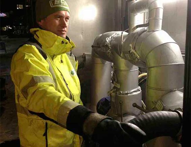 Bildet viser Kåre Anders Ingeborgrud som leverer biofyringsolje til Oslo kommune. Foto: ECO-1 Bioenergi AS