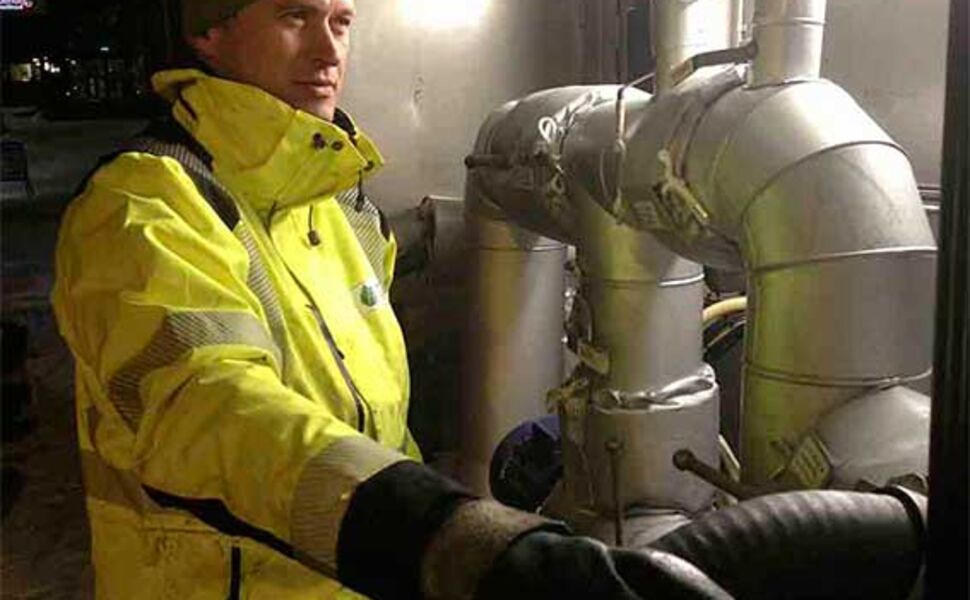 Bildet viser Kåre Anders Ingeborgrud som leverer biofyringsolje til Oslo kommune. Foto: ECO-1 Bioenergi AS