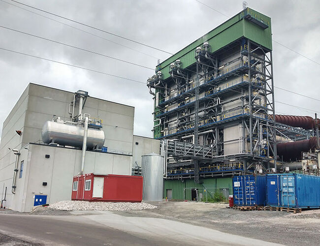 Tre dampkjeler (til høyre på bildet) utnytter varme avgasser til å produsere damp som går til dampturbinen og generatoren i bygget til venstre på bildet. Foto: Thor Brønlund, Norsk Energi
