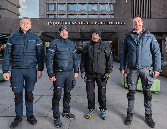 God drift. William Fremstad, Trygve Berg, Trond Berg og Dominik Szylman utenfor Indekshuset. Foto: Dmitry Tkachenko