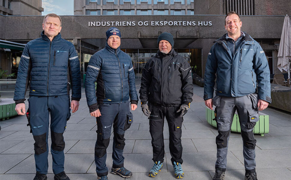 God drift. William Fremstad, Trygve Berg, Trond Berg og Dominik Szylman utenfor Indekshuset. Foto: Dmitry Tkachenko