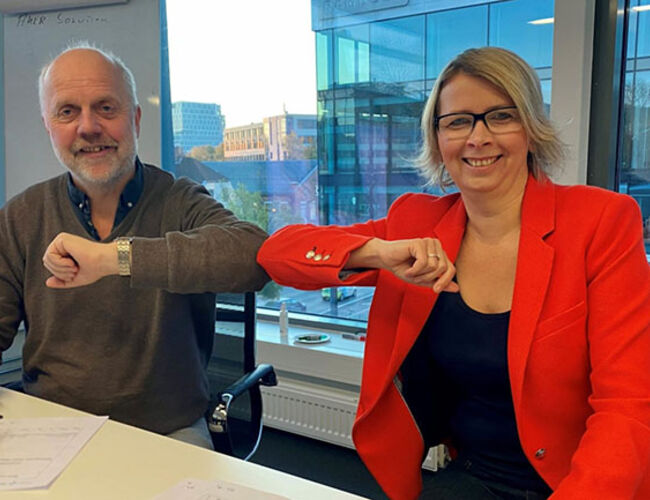 Dag Bøhler (prosjektdirektør, Helse Sør-Øst HF) og Karoline Nystrøm (CEO, Schneider Electric) har nylig inngått kontrakt: - Vi ser frem til et godt samarbeid i forbindelse med nye Drammen sykehus, sier de. Foto: Schneider Electric